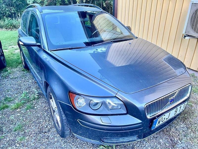 Grå Begagnad 2005 Volvo V50 Kombi | 20 000 kr (Marknadspris) - Bild 1/4