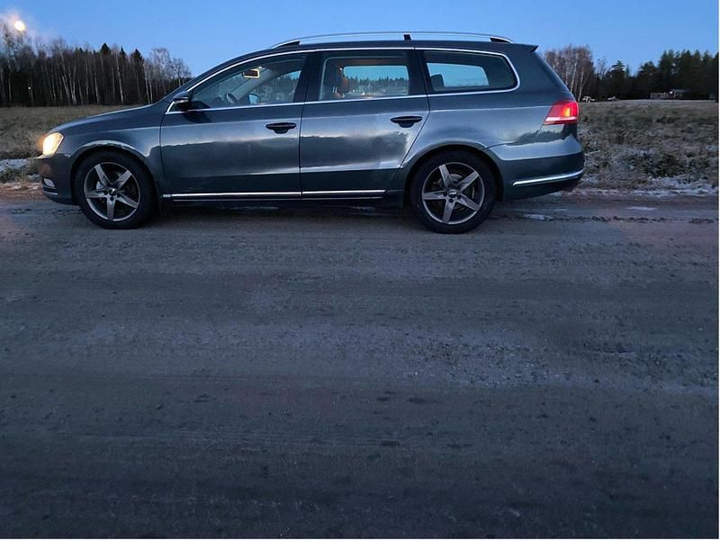 Grå Begagnad 2011 VW Passat Kombi | 58 900 kr (Lite dyr) - Bild 1/4