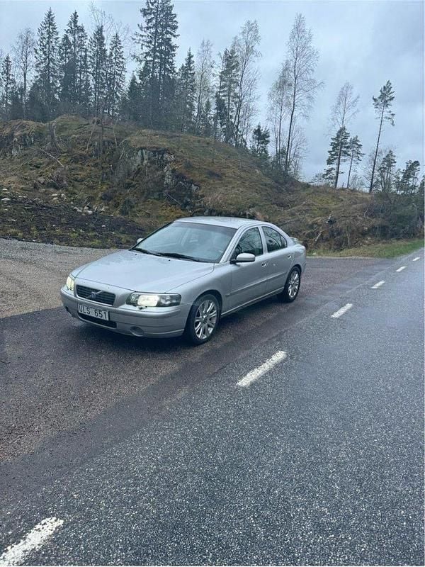 Grå Begagnad 2004 Volvo S60 Business Edition Sedan | 22 000 kr (Marknadspris) - Bild 1/4