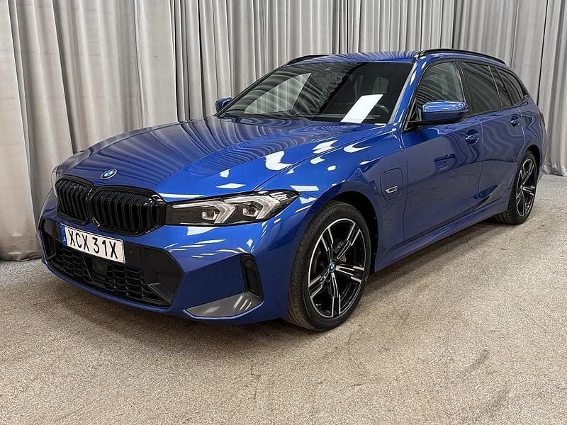 Blå Begagnad 2022 BMW 330e M Sport Kombi | 345 000 kr (Marknadspris) - Bild 1/4
