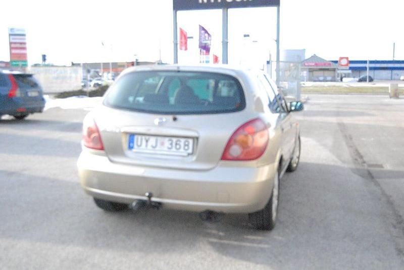 Begagnad Nissan Almera 116 HK (85 kW) 2004 Gul Halvkombi