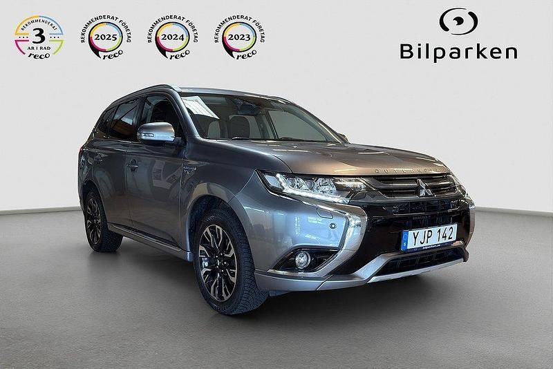 Grå Begagnad 2016 Mitsubishi Outlander P-HEV Comfort Edition SUV | 199 990 kr (Lite dyr) - Bild 1/4
