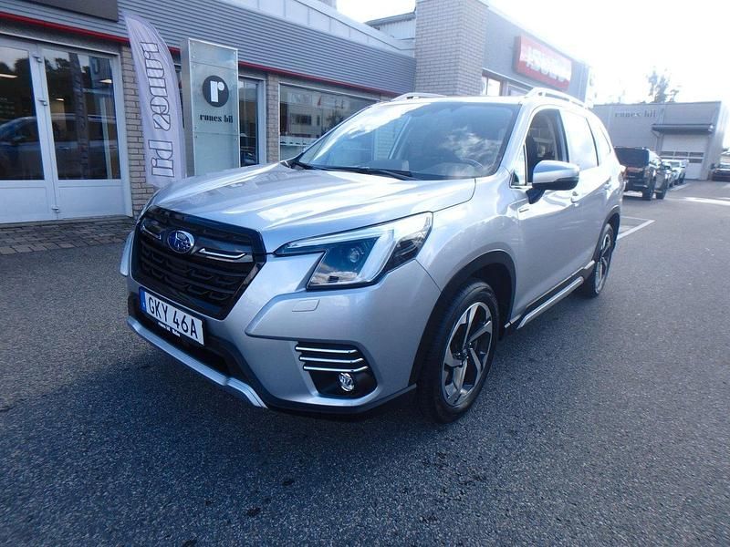 Grå Begagnad 2024 Subaru Forester SUV | 405 000 kr (Marknadspris) - Bild 1/4