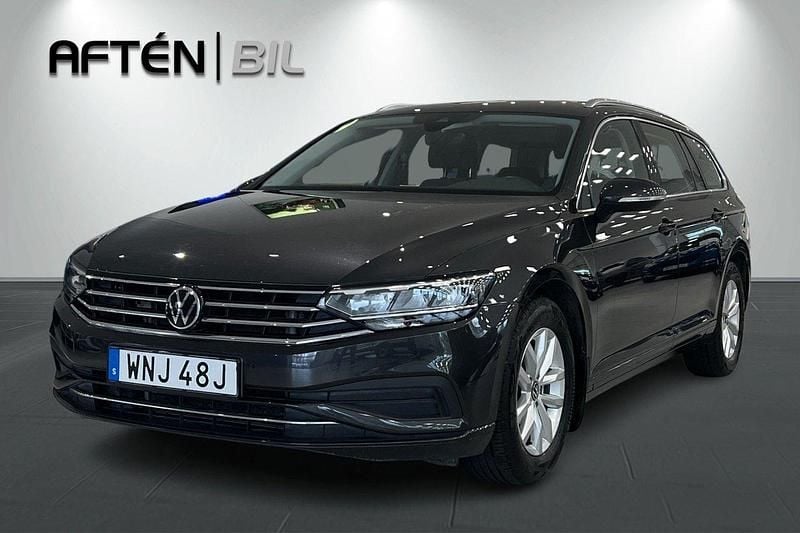 Mörkgrå (grå) Begagnad 2023 VW Passat Kombi | 299 800 kr (Marknadspris) - Bild 1/3