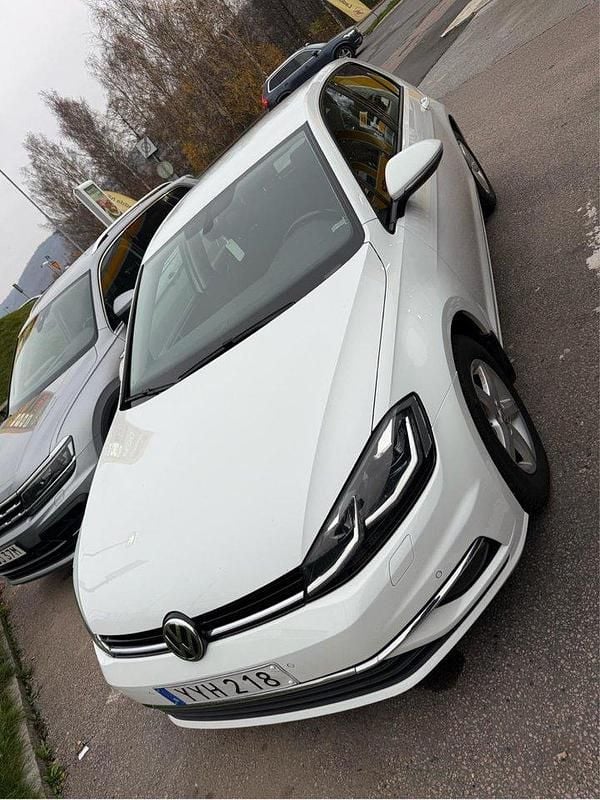 Vit Begagnad 2018 VW Golf VII Halvkombi | 125 000 kr (Marknadspris) - Bild 1/3
