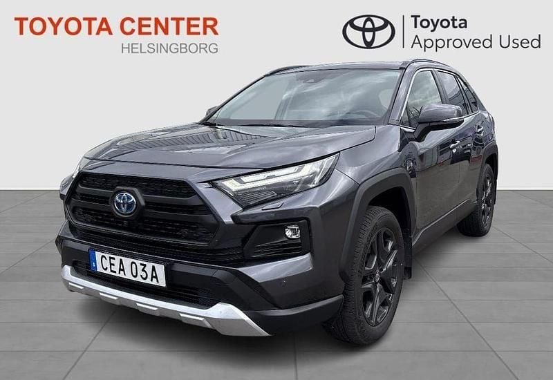 Mörkgrå (grå) Begagnad 2024 Toyota RAV4 Hybrid SUV | 469 500 kr (Marknadspris) - Bild 1/4