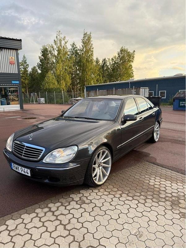 Grå Begagnad 2001 Mercedes S500 Sedan | 65 000 kr - Bild 1/4