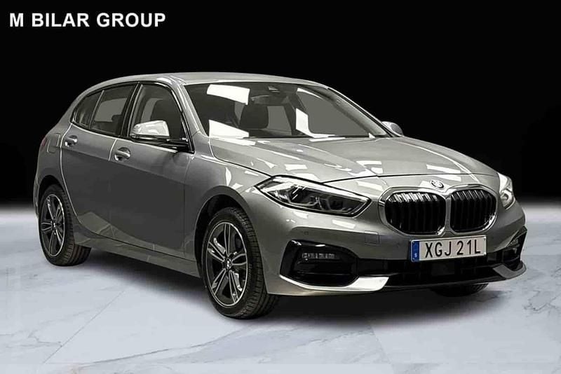 Grå Begagnad 2023 BMW 118 Halvkombi | 279 000 kr - Bild 1/1