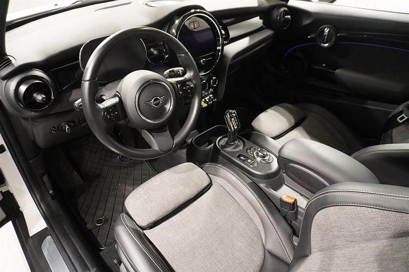 Begagnad Mini Cooper Essential 135 kW (184 HK) 2023 Nanuq white Halvkombi