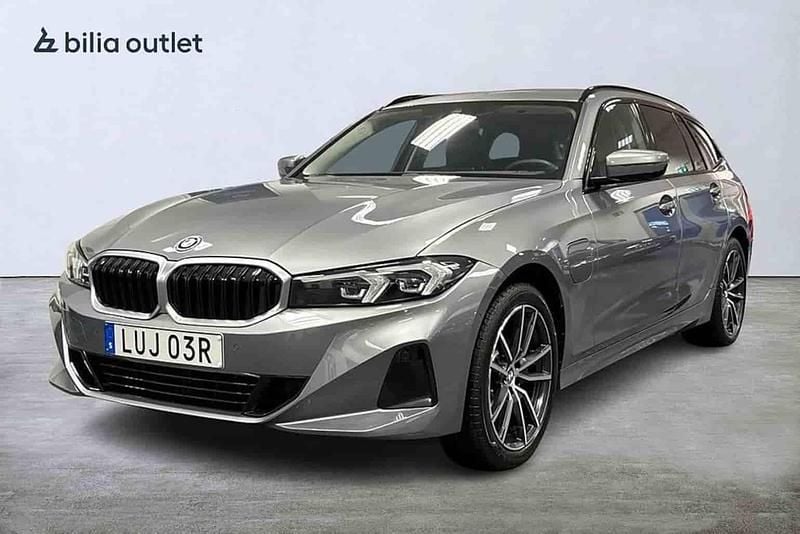 Begagnad BMW 330e Shadowline 2025 Grå Kombi