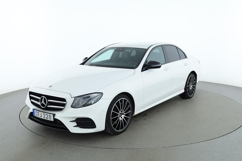 Vit Begagnad 2017 Mercedes E220 AMG line Sedan | 292 000 kr (Marknadspris) - Bild 1/4