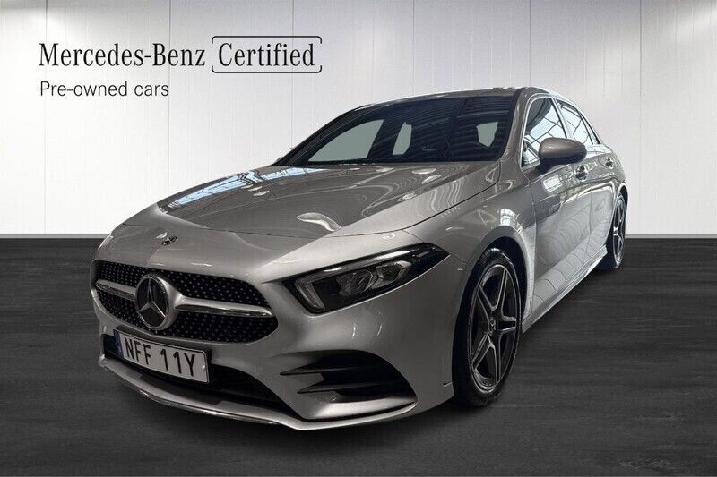 Svart Begagnad 2020 Mercedes A180 AMG Halvkombi | 259 000 kr (Marknadspris) - Bild 1/4