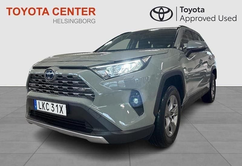 Grön Begagnad 2022 Toyota RAV4 Hybrid Comfort SUV | 359 900 kr (Marknadspris) - Bild 1/4