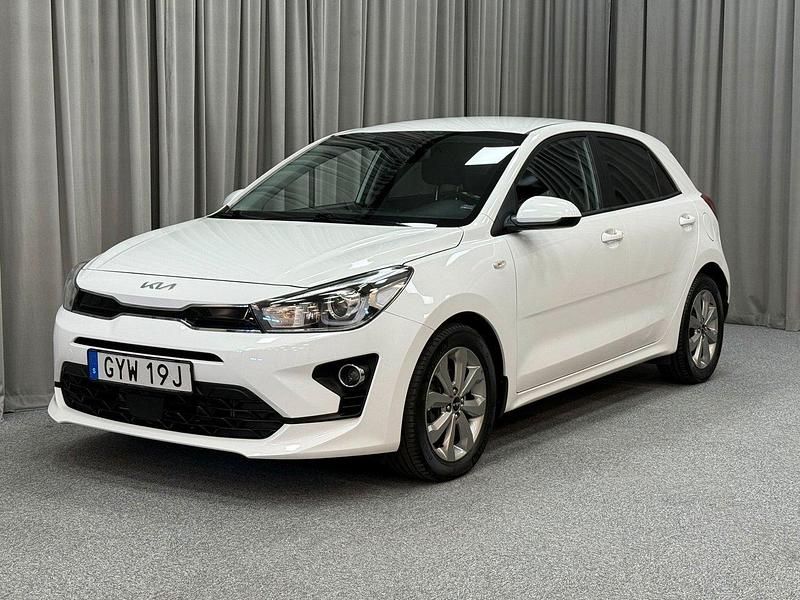 Vit Begagnad 2022 Kia Rio Advance Halvkombi | 159 900 kr (Marknadspris) - Bild 1/4