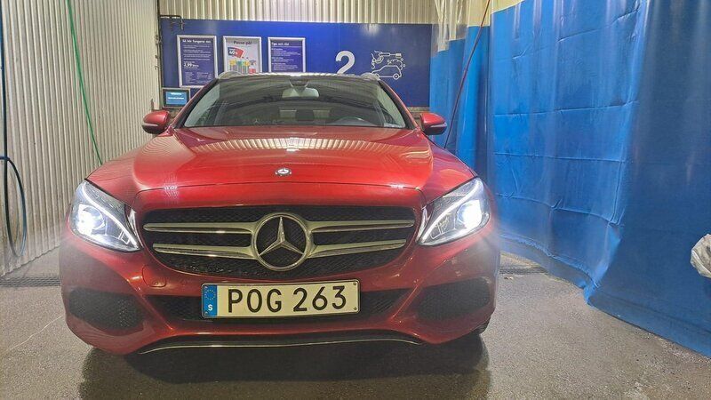 Röd Begagnad 2015 Mercedes C180 Avantgarde Kombi | 200 000 kr (Marknadspris) - Bild 1/4