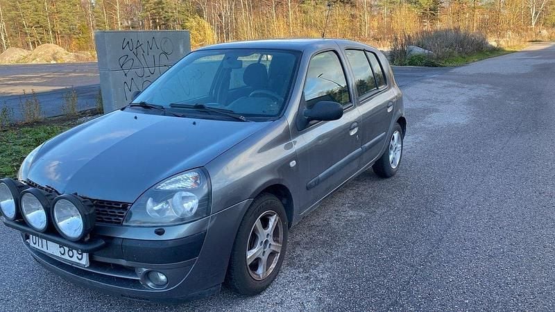 Mörkgrå (grå) Begagnad 2003 Renault Clio II Expression Halvkombi | 13 800 kr (Marknadspris) - Bild 1/4