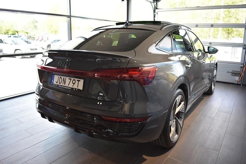 Begagnad Audi Q8 e-tron Sport 250 kW (340 HK) 2024 Grå SUV