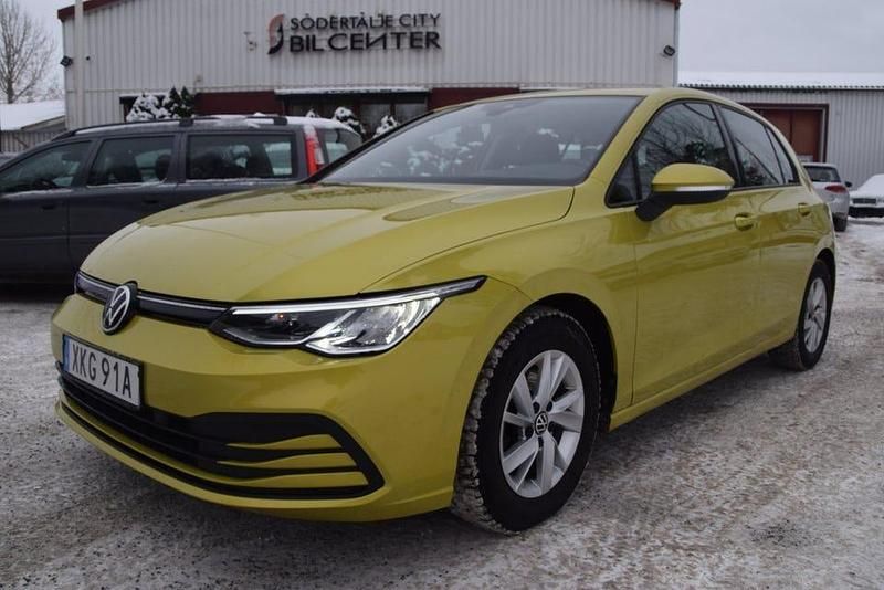 Begagnad VW Golf VIII 110 HK (80 kW) 2020 Gul Halvkombi