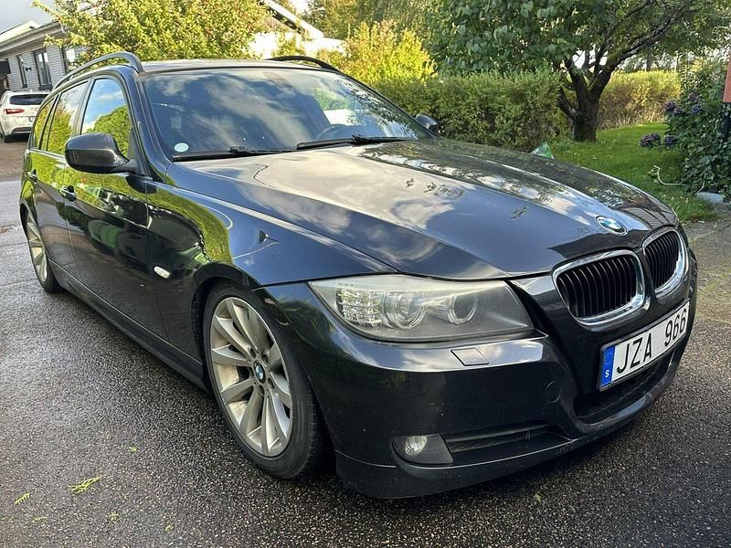 Svart Begagnad 2010 BMW 320 Comfort Edition Kombi | 63 000 kr (Bra pris) - Bild 1/4