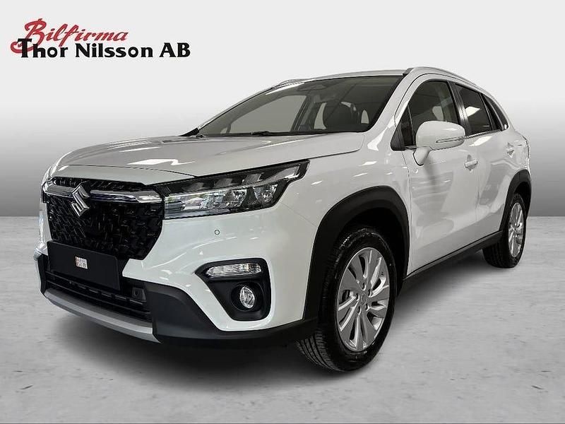 Vit Ny 2025 Suzuki SX4 S-Cross | 324 900 kr (Dyr) - Bild 1/4