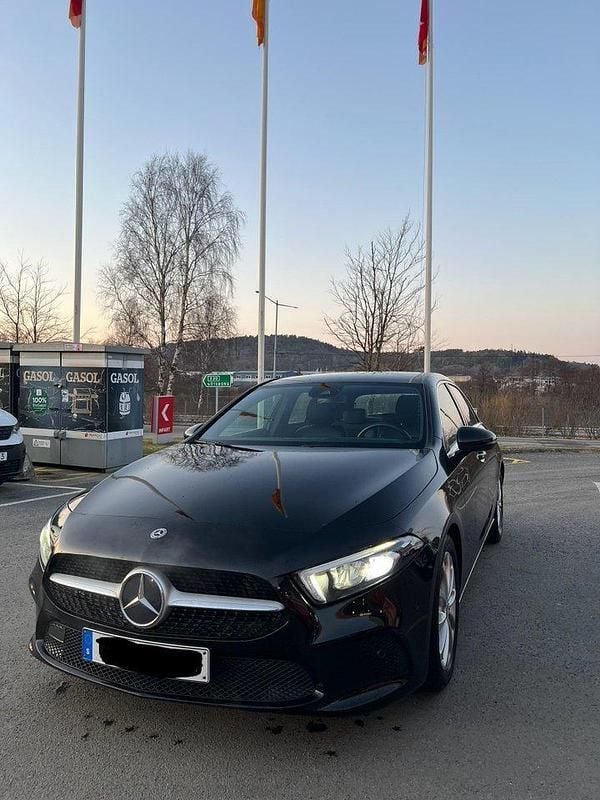 Svart Begagnad 2019 Mercedes A180 Halvkombi | 195 000 kr (Marknadspris) - Bild 1/4