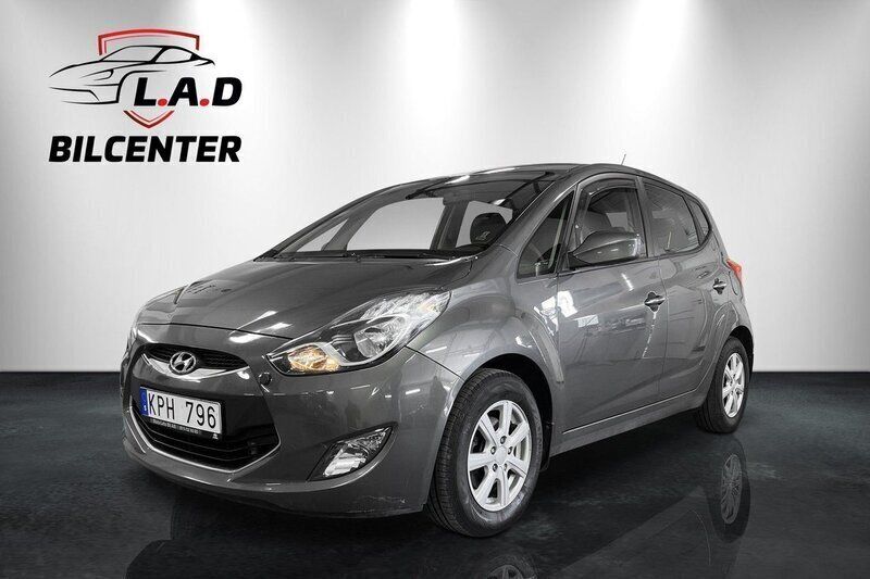 Grå Begagnad 2011 Hyundai ix20 Base Minibuss | 48 800 kr (Marknadspris) - Bild 1/4