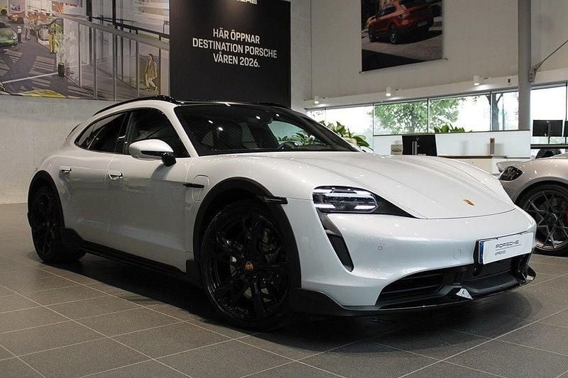 Ljusgrå Begagnad 2023 Porsche Taycan Turbo Cross Turismo Sedan | 1 225 000 kr - Bild 1/4