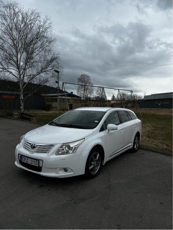 Vit Begagnad 2011 Toyota Avensis Business Edition Kombi | 86 900 kr (Marknadspris) - Bild 1/4