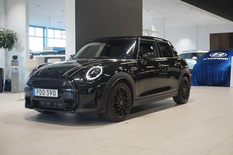 Svart Begagnad 2022 Mini Cooper Halvkombi | 309 500 kr (Lite dyr) - Bild 1/4