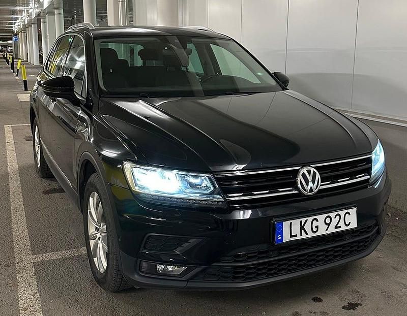 Safirsvart Begagnad 2020 VW Tiguan SUV | 267 990 kr (Bra pris) - Bild 1/4