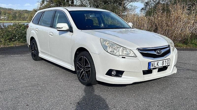 Vit Begagnad 2011 Subaru Legacy Kombi | 99 900 kr (Bra pris) - Bild 1/4