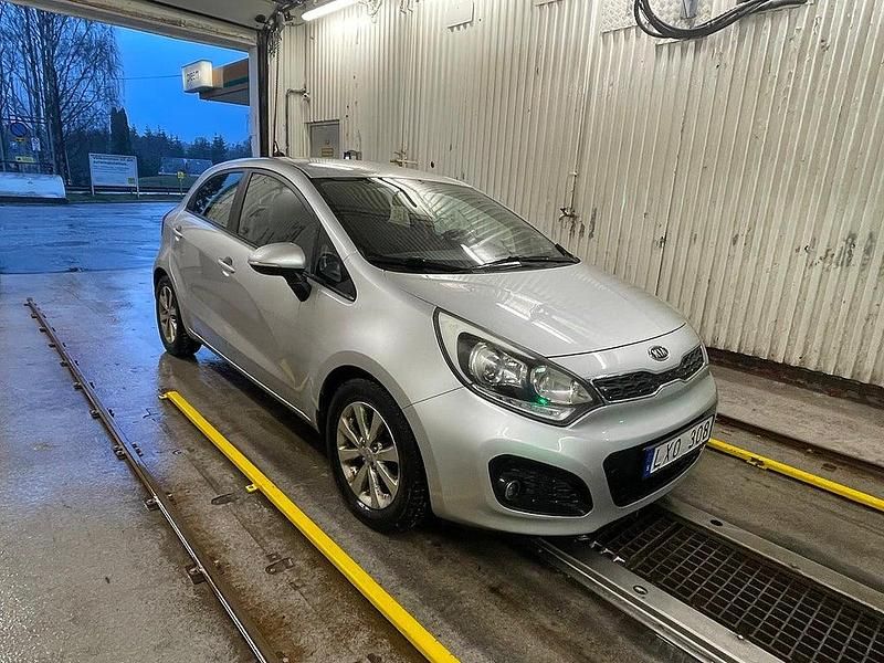 Silver Begagnad 2011 Kia Rio Halvkombi | 33 900 kr - Bild 1/4