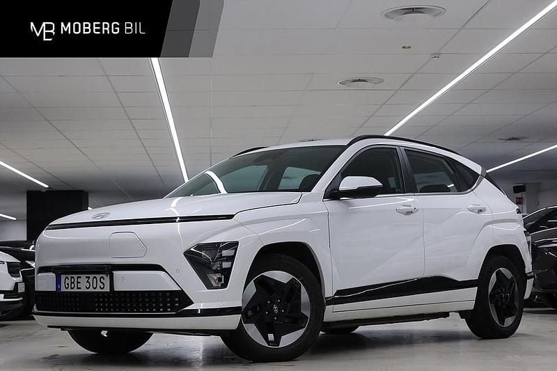 Vit Begagnad 2024 Hyundai Kona Essential SUV | 339 900 kr (Marknadspris) - Bild 1/2