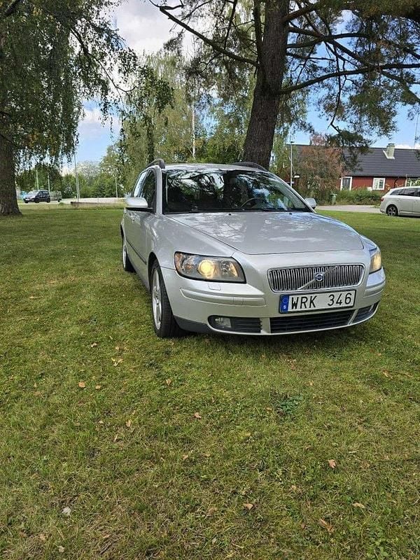 Grå Begagnad 2005 Volvo V50 Kinetic Kombi | 25 800 kr (Lite dyr) - Bild 1/4