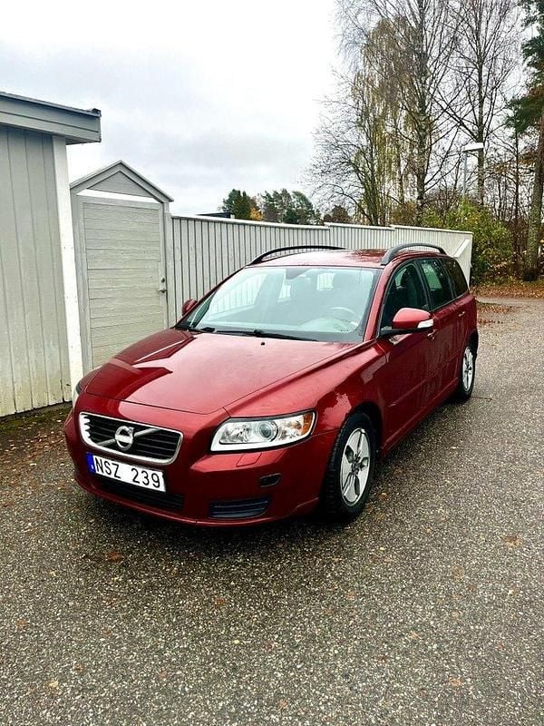 Röd Begagnad 2011 Volvo V50 Kinetic Kombi | 70 000 kr (Marknadspris) - Bild 1/4