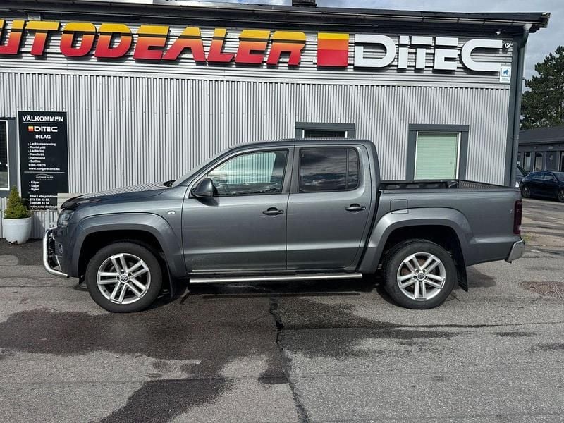 Grå Begagnad 2015 VW Amarok Highline Pickup | 199 000 kr (Marknadspris) - Bild 1/4