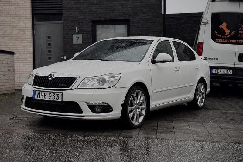 Vit Begagnad 2012 Skoda Octavia RS Halvkombi | 75 000 kr (Marknadspris) - Bild 1/4