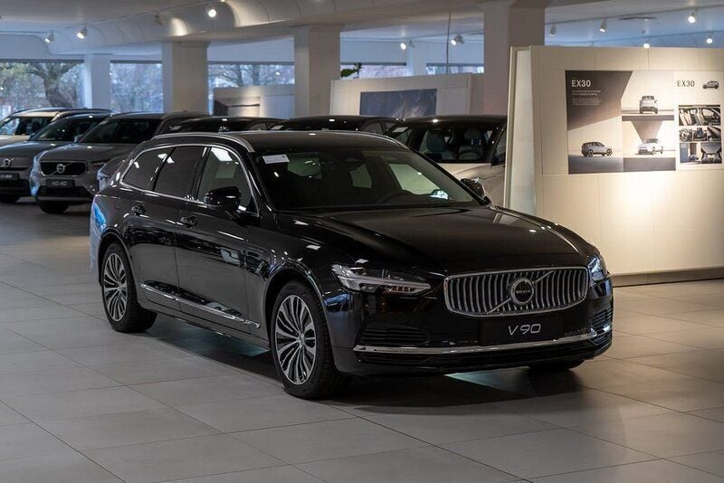 Svart Ny 2024 Volvo V90 Core Kombi | 553 000 kr (Marknadspris) - Bild 1/4