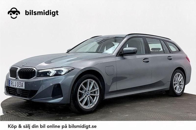 Grå Begagnad 2023 BMW 330e M Sport Kombi | 399 900 kr (Superpris) - Bild 1/3