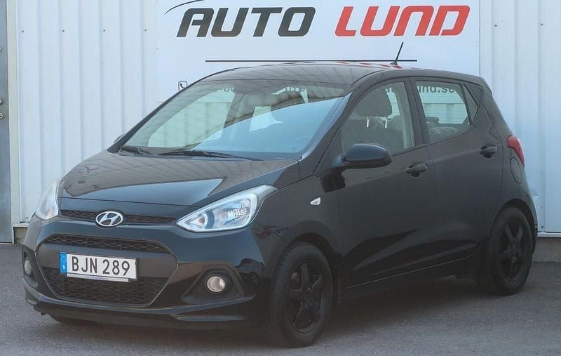 Svart Begagnad 2014 Hyundai i10 Halvkombi | 45 000 kr (Marknadspris) - Bild 1/4