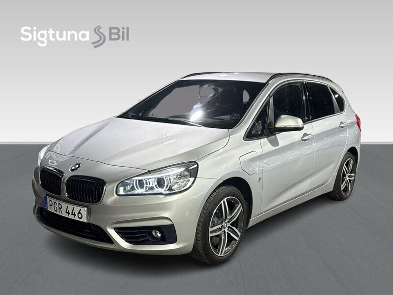 Silver Begagnad 2017 BMW 225 Active Tourer Sport Line Minibuss | 172 900 kr - Bild 1/3