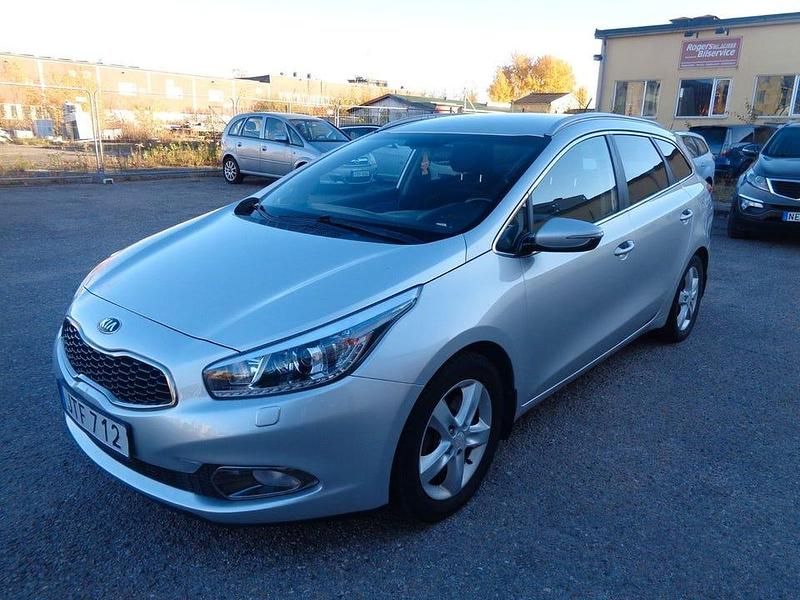 Grå Begagnad 2015 Kia Ceed Sportswagon Comfort Kombi | 84 900 kr (Marknadspris) - Bild 1/4