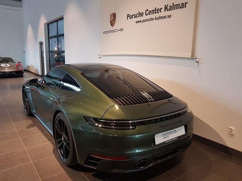 Begagnad Porsche 911 Carrera 4 GTS 480 HK (353 kW) 2023 Oakgreenmetallic Sportkupé