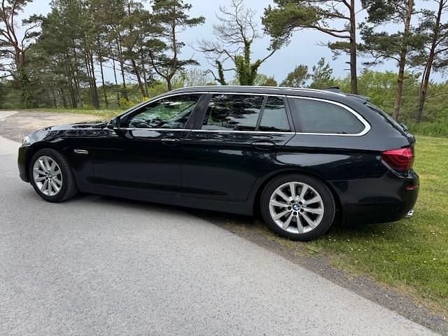 Svart Begagnad 2014 BMW 530 M Sport Kombi | 174 000 kr (Superpris) - Bild 1/4
