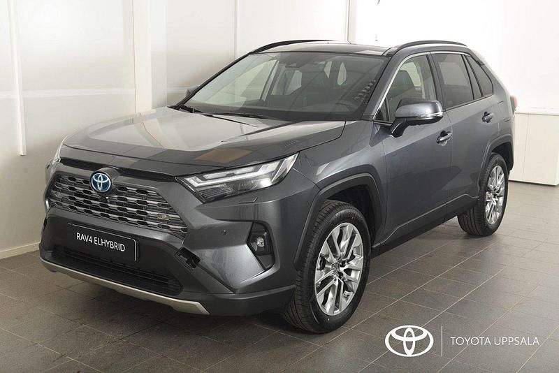 Mörkgrå (grå) Ny 2025 Toyota RAV4 Hybrid Executive SUV | 527 300 kr (Lite dyr) - Bild 1/4