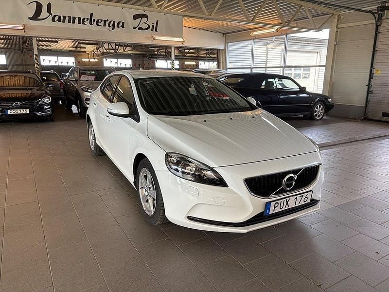 Vit Begagnad 2017 Volvo V40 Kinetic Kombi | 167 900 kr (Marknadspris) - Bild 1/4