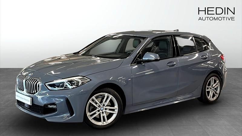 Mörkgrå (grey) Begagnad 2020 BMW 118 M Sport Halvkombi | 254 700 kr (Lite dyr) - Bild 1/4