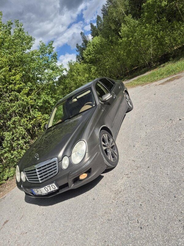Grå Begagnad 2009 Mercedes E320 Sedan | 32 999 kr (Marknadspris) - Bild 1/4