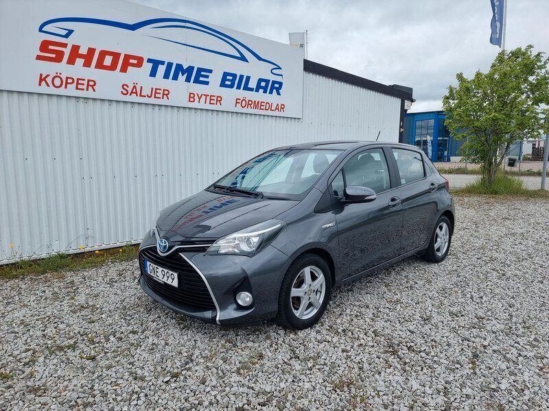 Mörkgrå (grå) Begagnad 2015 Toyota Yaris Hybrid Active Halvkombi | 79 900 kr - Bild 1/4