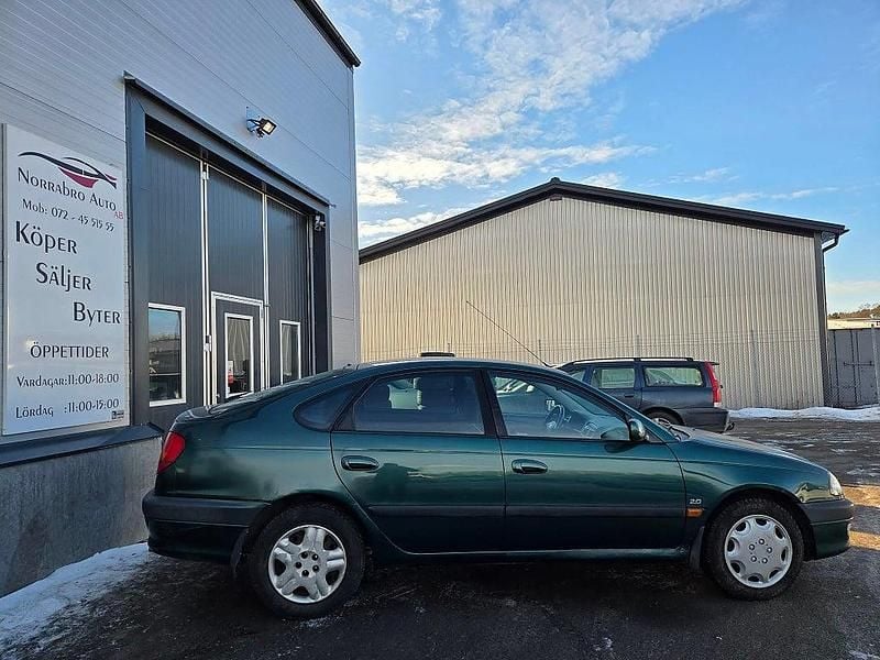 Begagnad Toyota Avensis 128 HK (94 kW) 1999 Grön Halvkombi